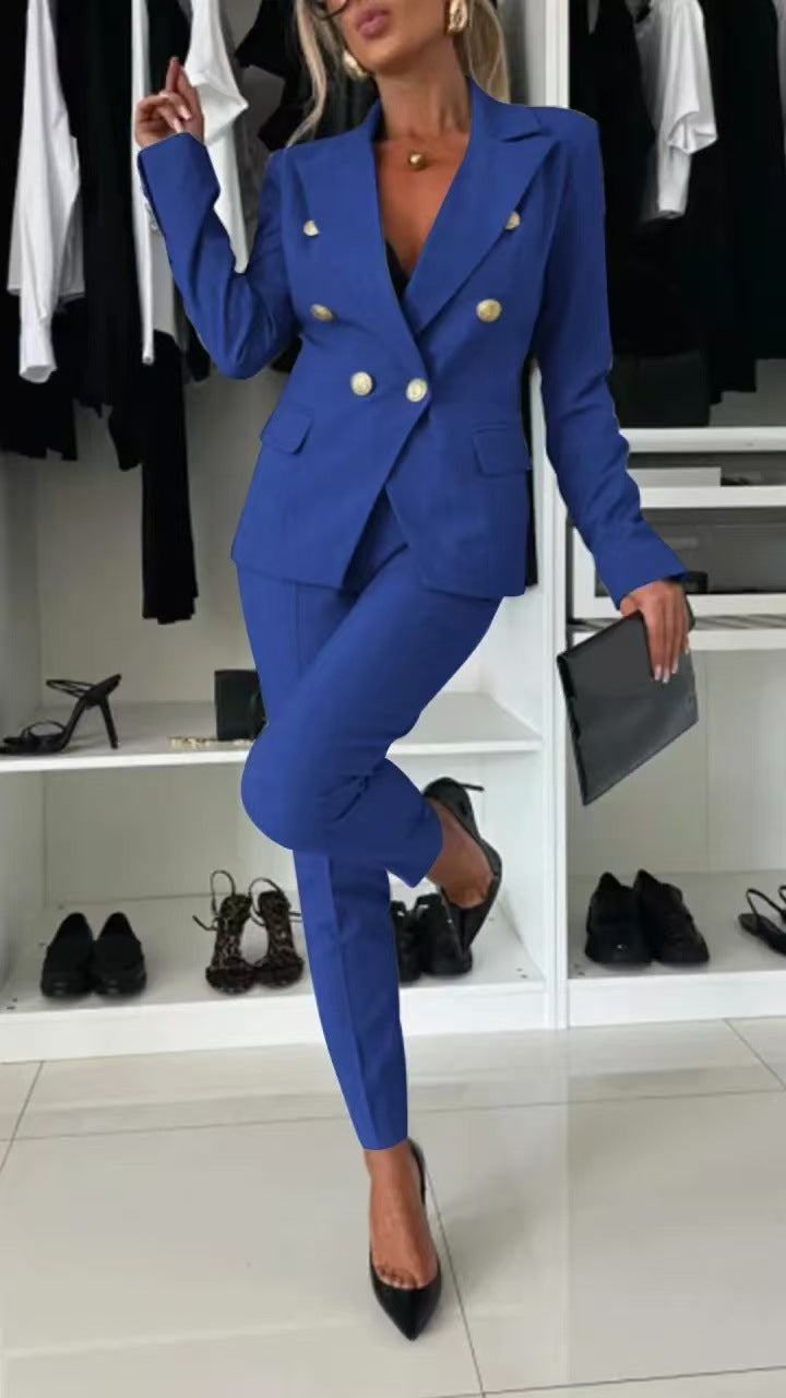 Komplet business-sæt: elegant blazer og matchende bukser for et stilfuldt udtryk.