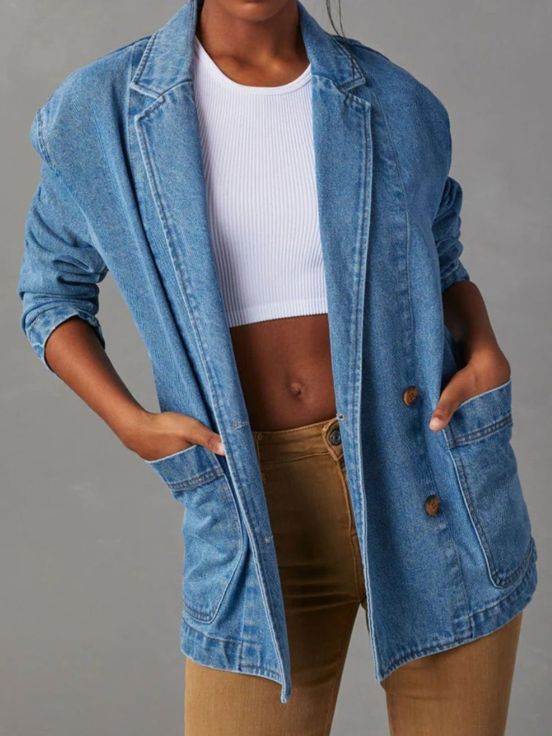 "Elegant denimjakke set forfra med klassisk klapkrave og knapdetaljer, ideel til kvindemoden i både casual og formel stil."