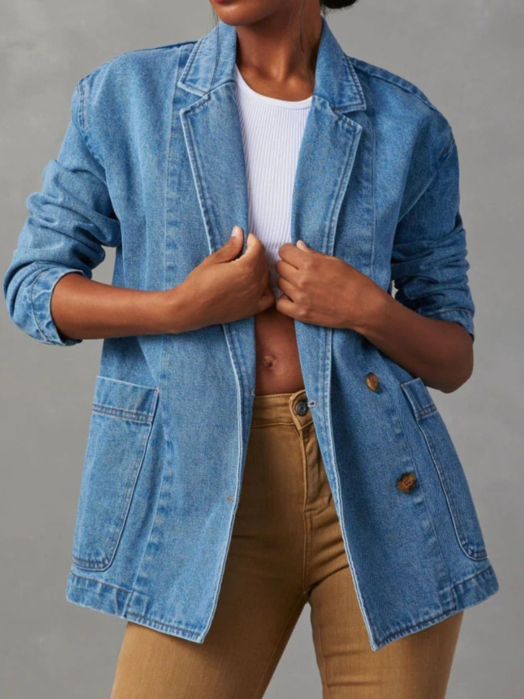 "Elegant denimjakke set forfra med klassisk klapkrave og knapdetaljer, ideel til kvindemoden i både casual og formel stil."