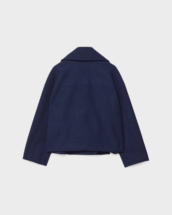 Dobbeltbrystet damejakke stylet afslappet for et moderne og elegant hverdagslook. Kort og kvalitet.