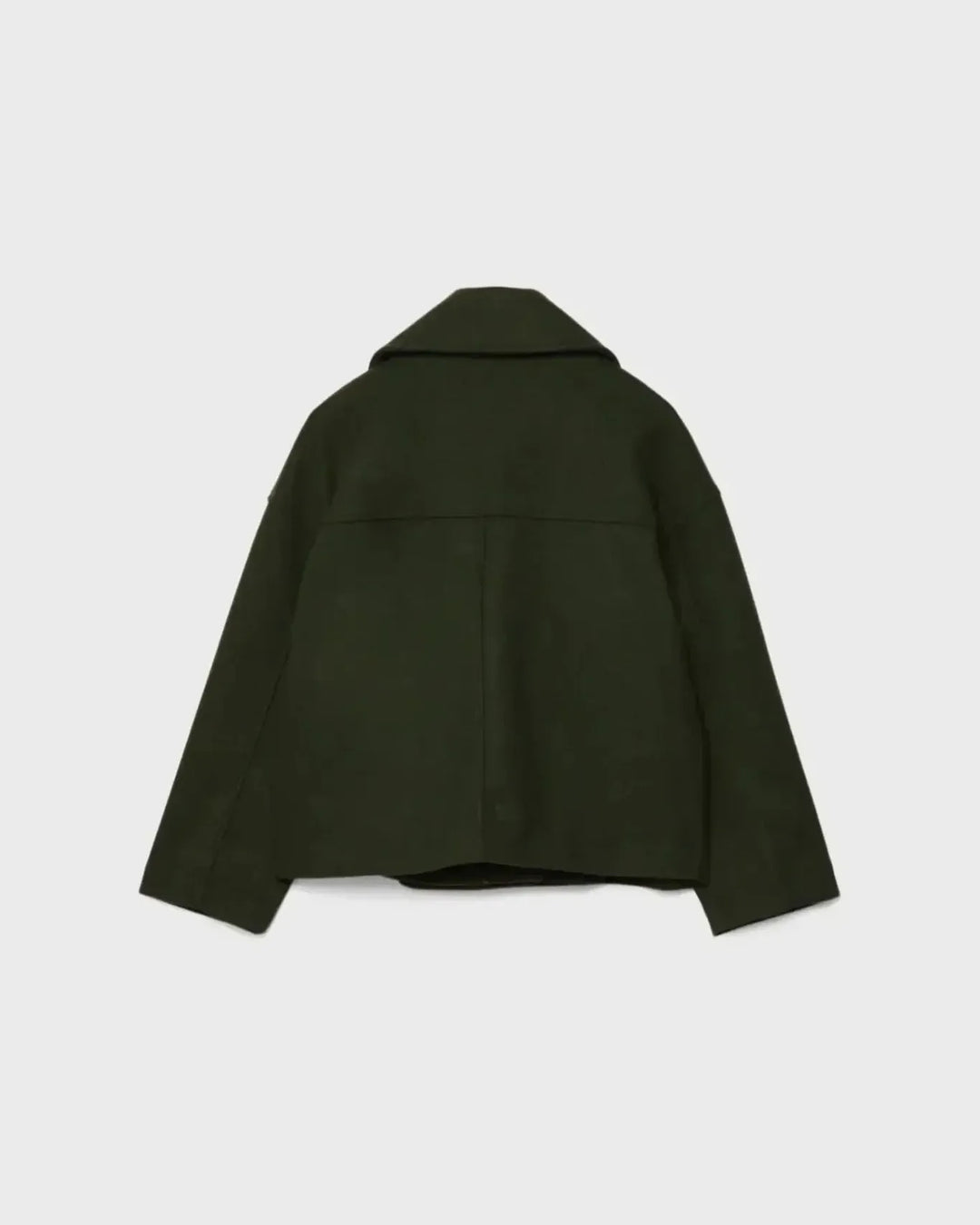 Dobbeltbrystet damejakke hængende. Viser det korte, elegante snit og designets klassiske linjer.