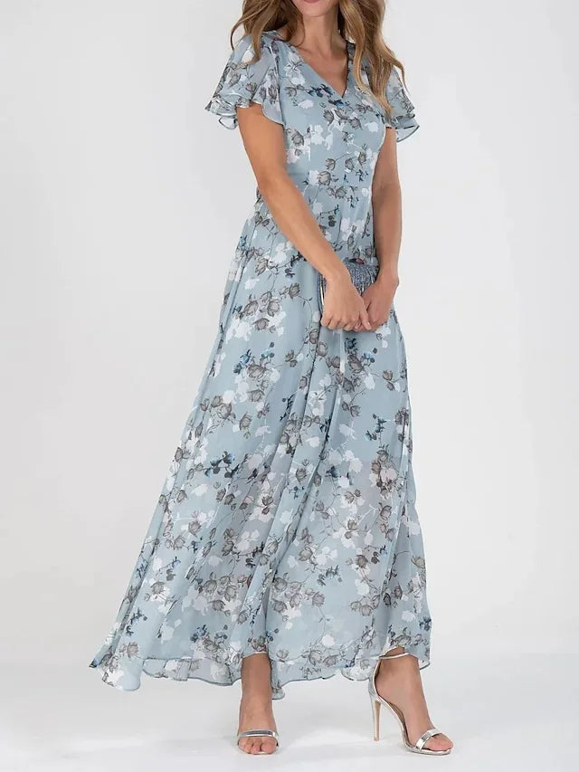 "Elegant, farverig sommerkjole i åndbart materiale, perfekt pasform, ideal til både strand og festlige lejligheder."