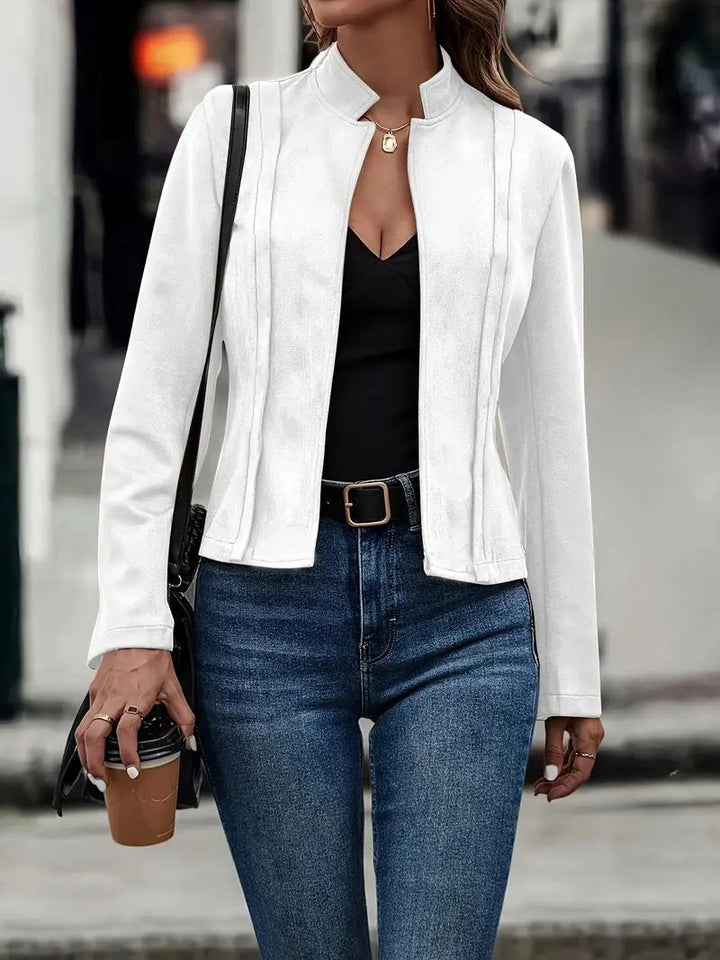 Elegant figursyet dame kort jakke med lynlås, perfekt som overgangsjakke til forår og efterår.