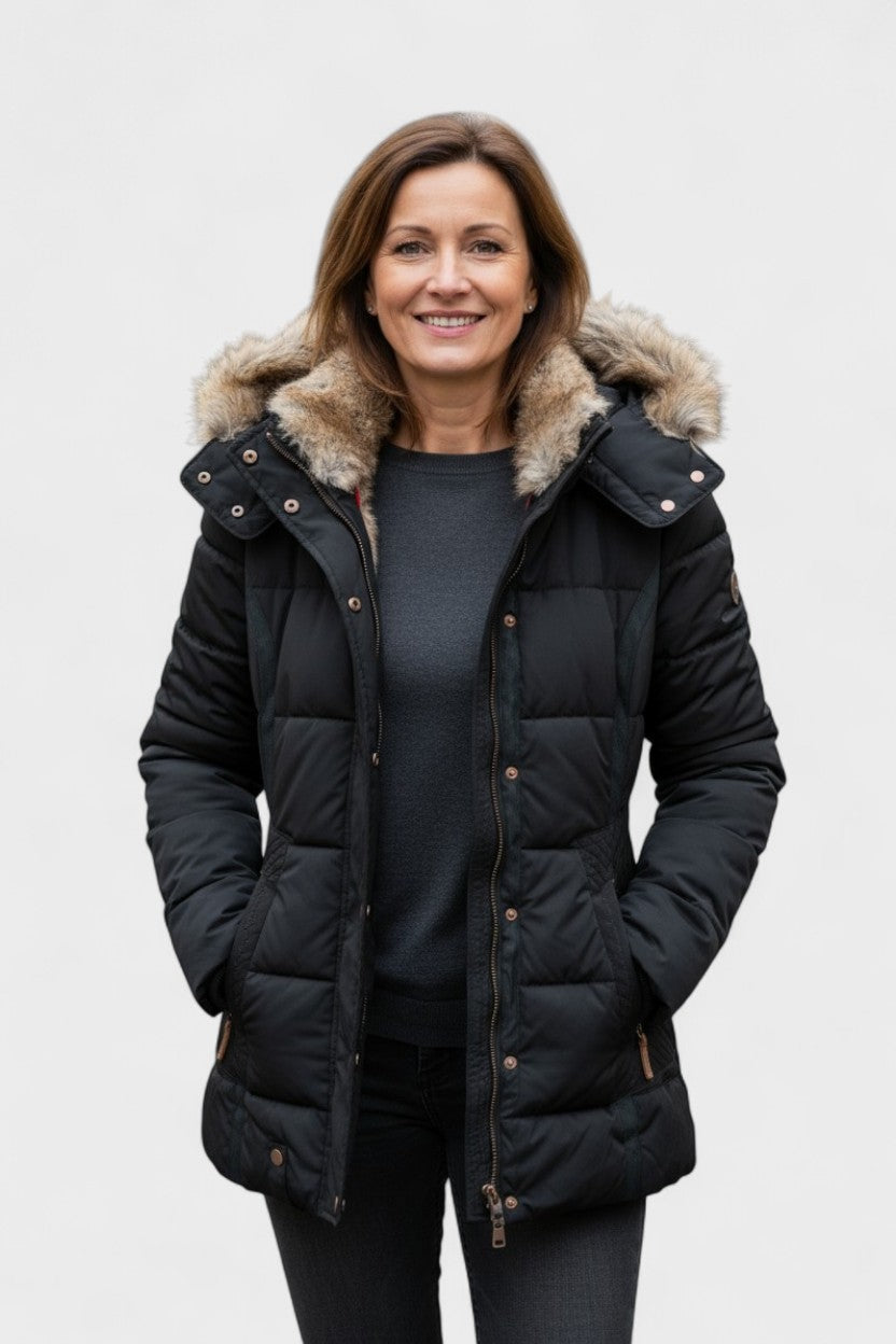 Elegant figursyet dame vinterjakke, vatteret og varm, med luksuriøs pelskrave. Perfekt til kolde dage.