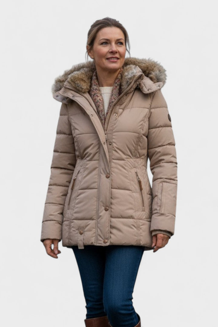 Udendørs damejakke, vatteret og figursyet, med pelskrave for ekstra varme og et elegant look.