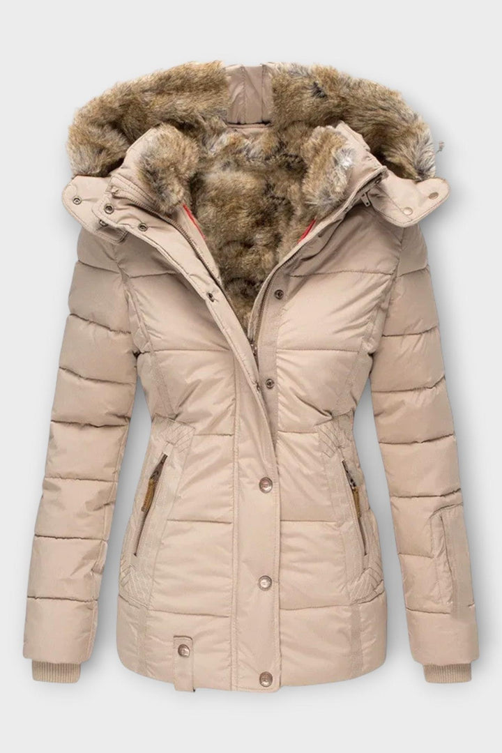 Trendy figursyet dame vinterjakke med pelskrave. En vatteret modejakke, der holder dig varm med stil.