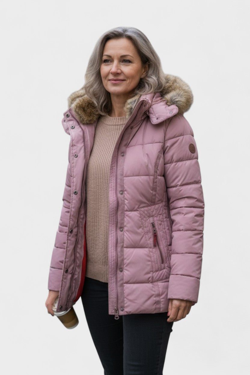 Elegant og varm damejakke, vatteret og figursyet med en smuk pelskrave. Perfekt til kolde vinterdage.