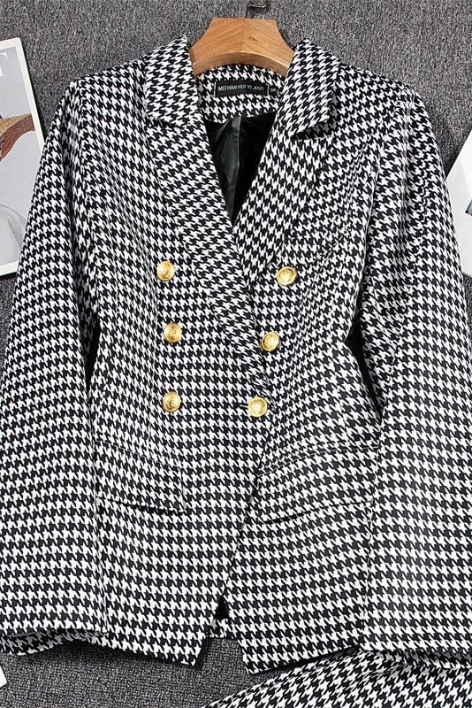 Must-have flerfarvet dameblazer med skarp silhuet og gyldne knapper. Perfekt til elegant kontorstil.