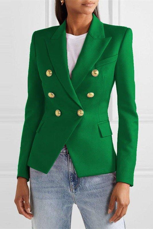 Dame iført elegant flerfarvet blazer med gyldne knapper. Skarp silhuet, perfekt til smart kvindemode.
