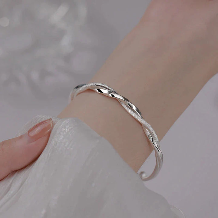 Elegant flettet armbånd i 925 sterlingsølv, et smukt kvindesmykke.