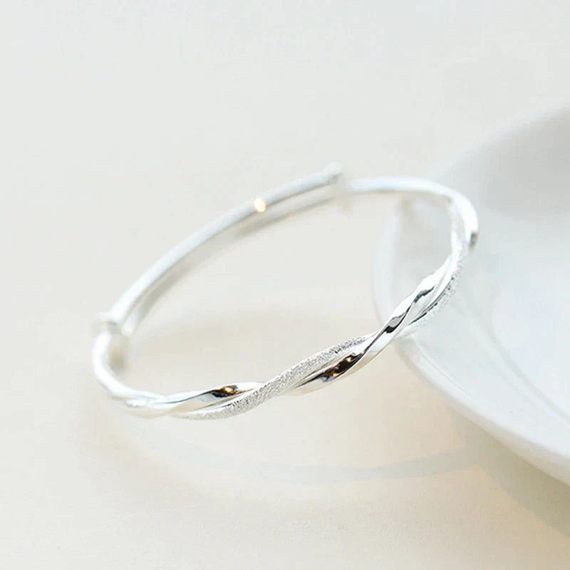 Kvinders elegante flettet armbånd i 925 sterlingsølv, perfekt til enhver lejlighed.