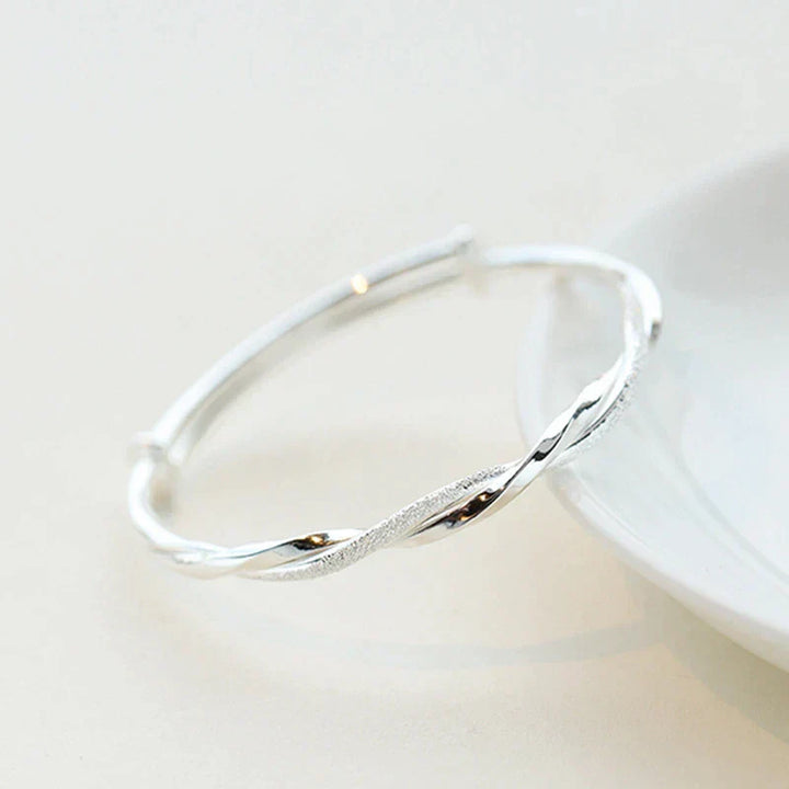 Kvinders elegante flettet armbånd i 925 sterlingsølv, perfekt til enhver lejlighed.