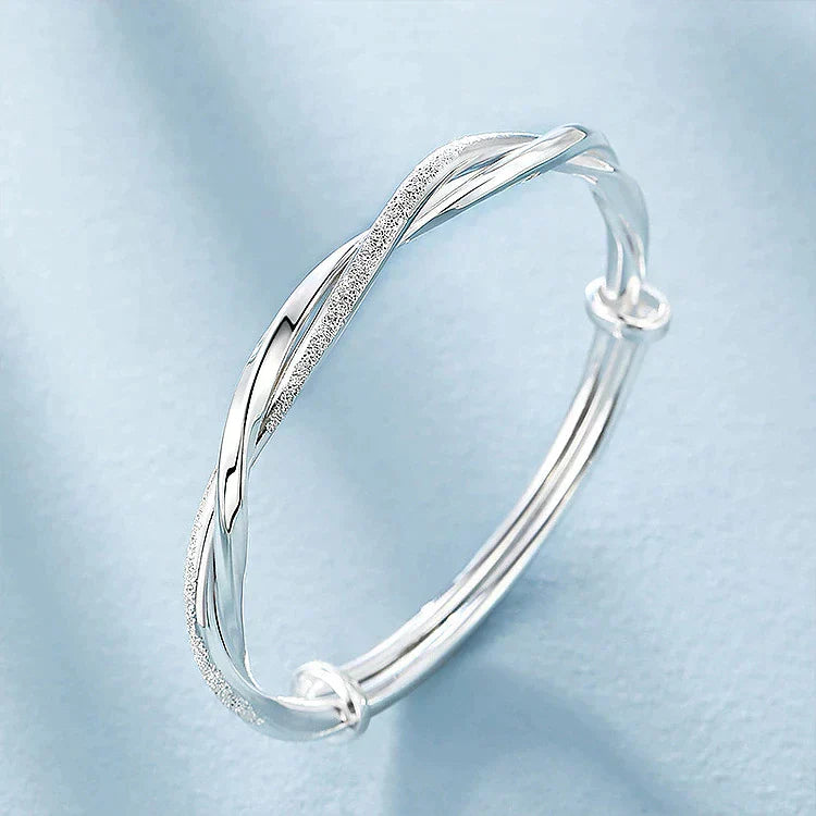 Stilfuldt 925 sterlingsølv armbånd med flettet design til kvinder, justerbart og elegant.