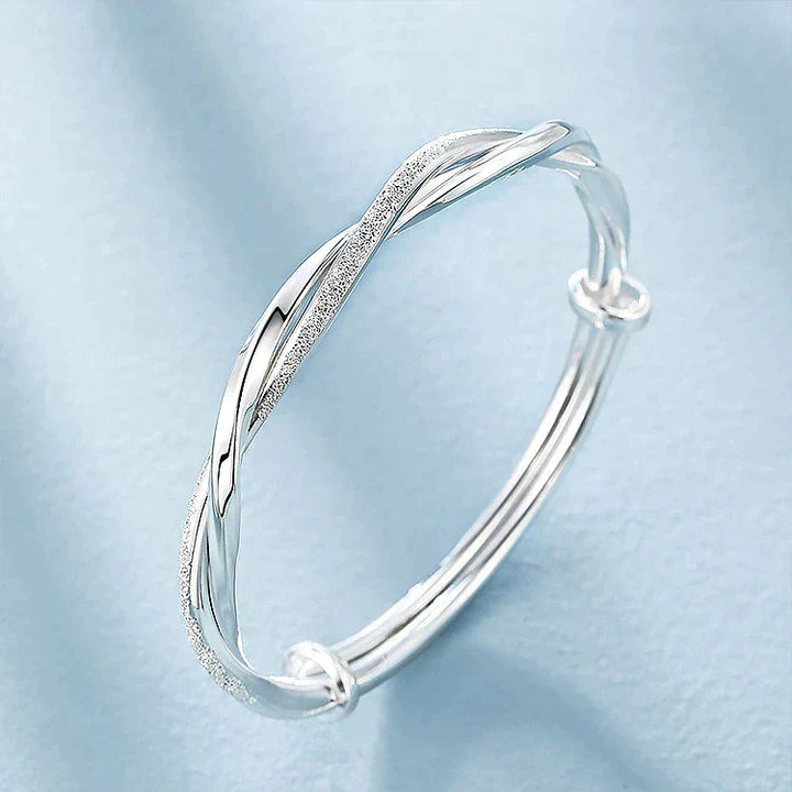 Stilfuldt 925 sterlingsølv armbånd med flettet design til kvinder, justerbart og elegant.