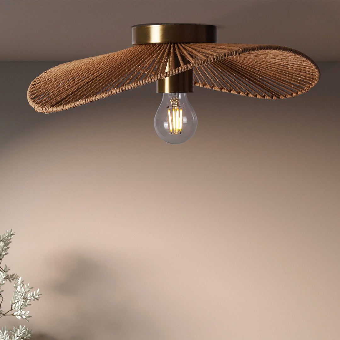 "Elegant flettet Wave loftlampe i natur brun over spisebord i moderne indretning, Ø40 cm, unik tekstur, stemningsfuld belysni