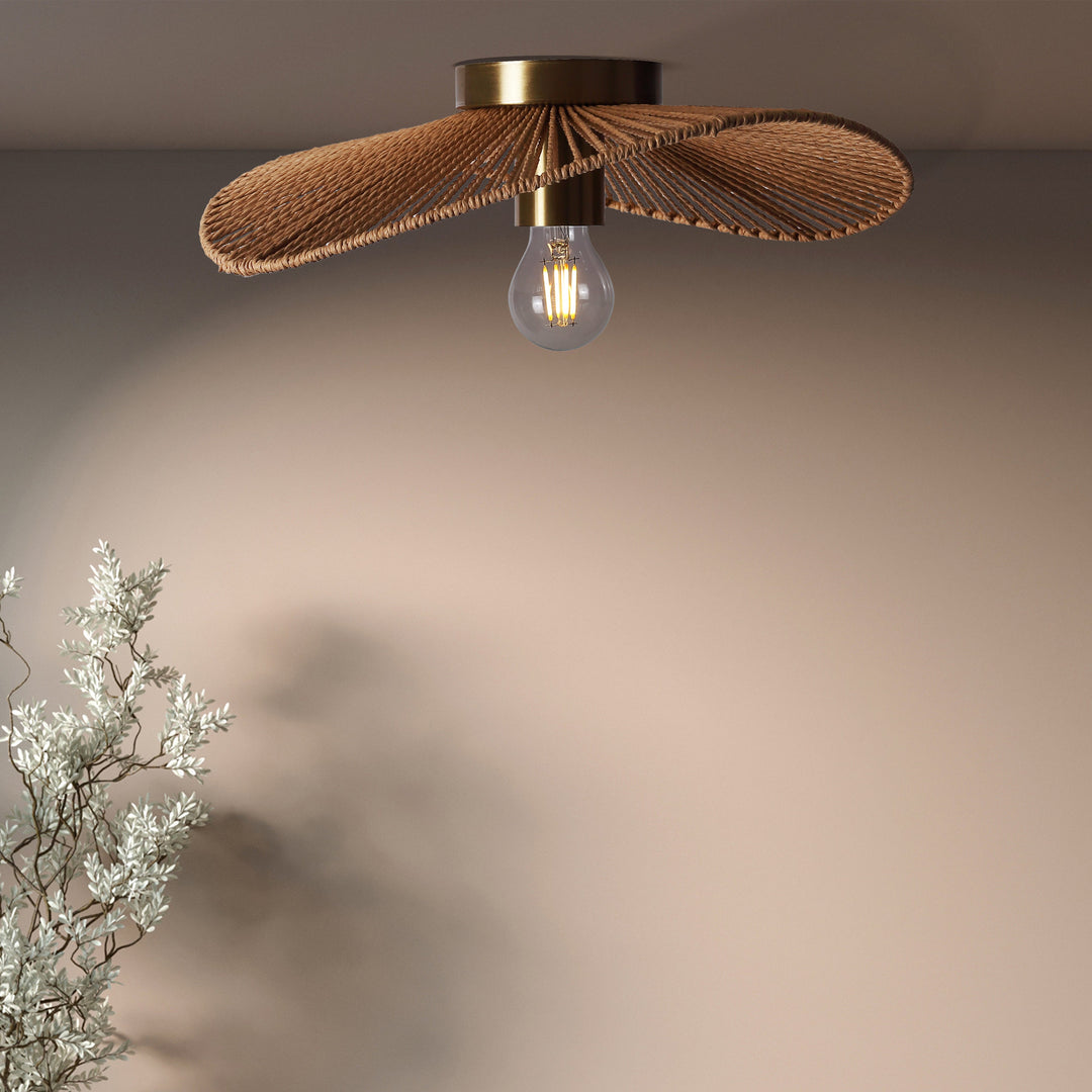 "Elegant flettet Wave loftlampe i natur brun over spisebord i moderne indretning, Ø40 cm, unik tekstur, stemningsfuld belysni