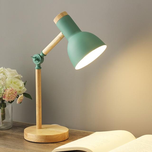 Ergonomisk foldbar skrivebordslampe med justerbar arm, skabt for optimal belysning.