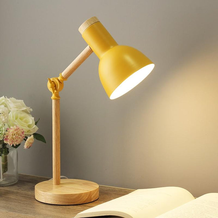 Stilfuld skrivebordslampe med foldbart design, perfekt til et produktivt hjemmekontor.