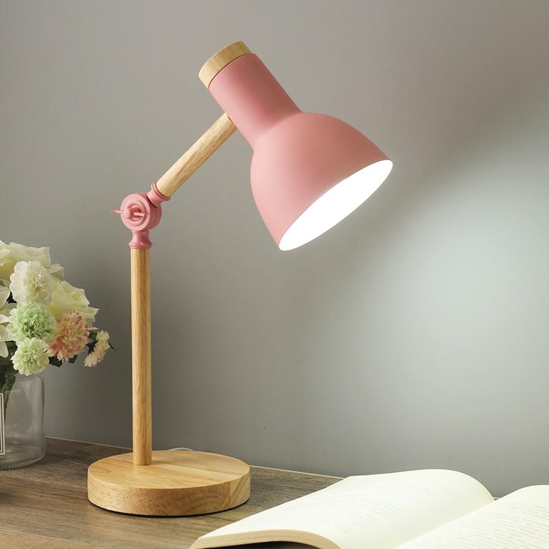 Slank foldbar designlampe med integreret LED for minimalistisk og funktionel belysning.