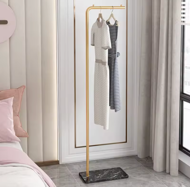Elegant fritstående tøjstativ i sort metal med luksuriøs hvid marmorsokkel, 150 cm højt.