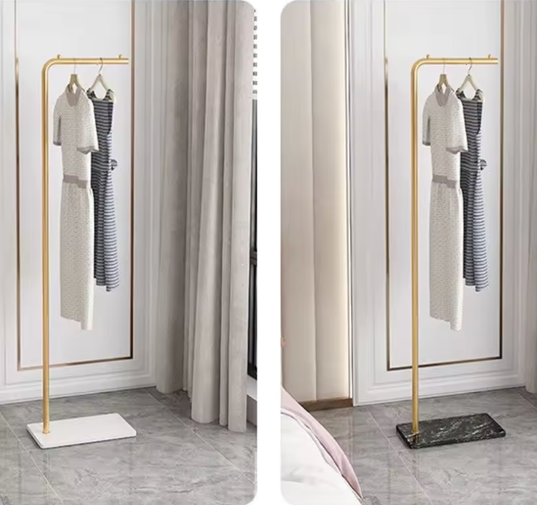Moderne unisex tøjstativ med sort metalramme og stabil hvid marmorbase, perfekt til stilfuld garderobeopbevaring.