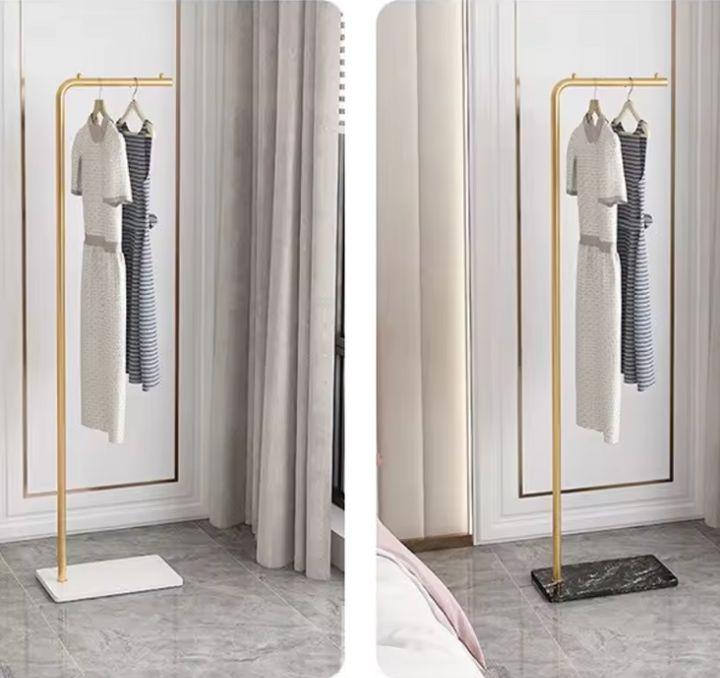 Moderne unisex tøjstativ med sort metalramme og stabil hvid marmorbase, perfekt til stilfuld garderobeopbevaring.