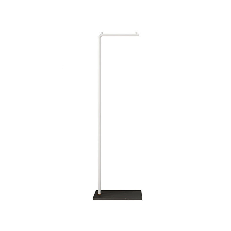 Fritstående design tøjstativ, 150 cm, med sort metal og hvid marmorbase, skaber organiseret og moderne interiør.