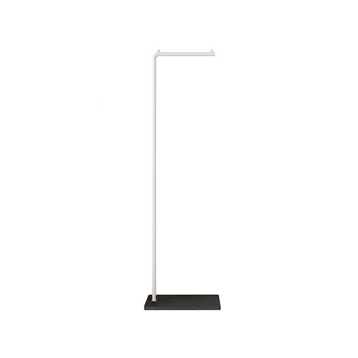 Fritstående design tøjstativ, 150 cm, med sort metal og hvid marmorbase, skaber organiseret og moderne interiør.