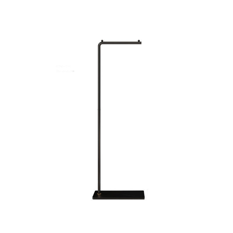 Elegant unisex tøjstativ med sort pulverlakeret metal og en smuk hvid marmorbase, 150 cm for optimal opbevaring.