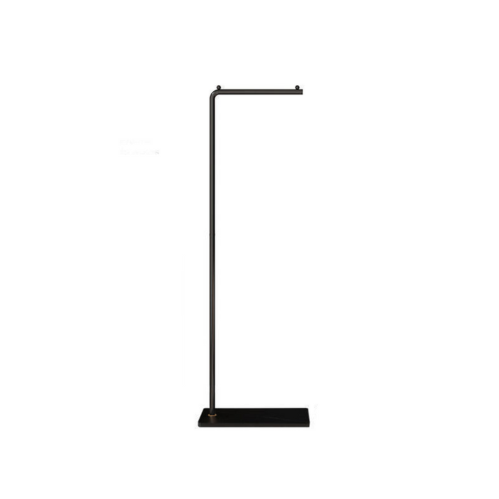 Elegant unisex tøjstativ med sort pulverlakeret metal og en smuk hvid marmorbase, 150 cm for optimal opbevaring.