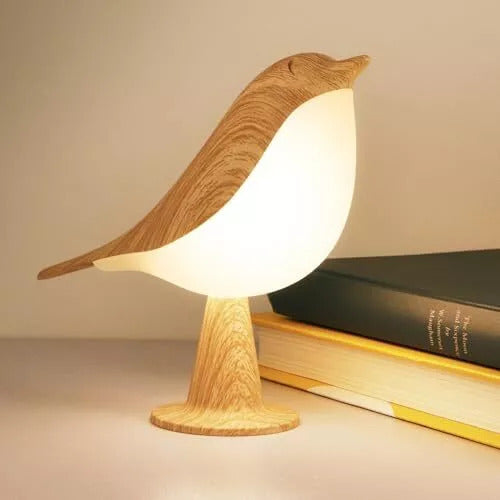 Stilfuld fuglelampe i træ, med dæmpbart LED-lys. Trådløs og genopladelig bordlampe til hygge.
