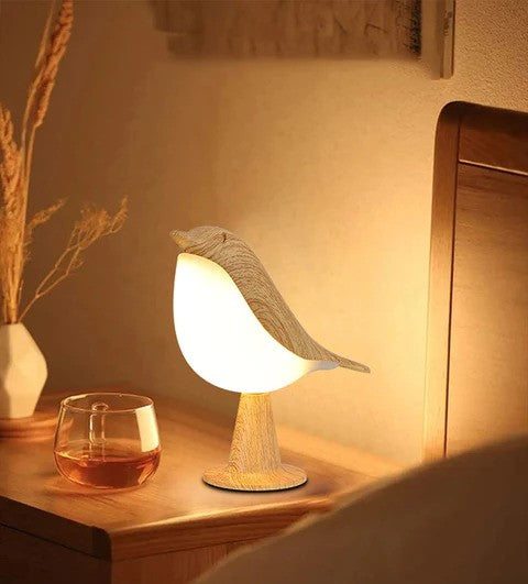 Stilren fuglelampe med justerbar LED. Trådløs, genopladelig og perfekt som stemningslys til indretning.