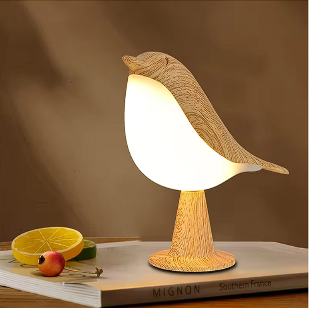 Trådløs LED-fuglelampe med justerbar lysstyrke. Elegant design, genopladelig til hyggelig indretning.