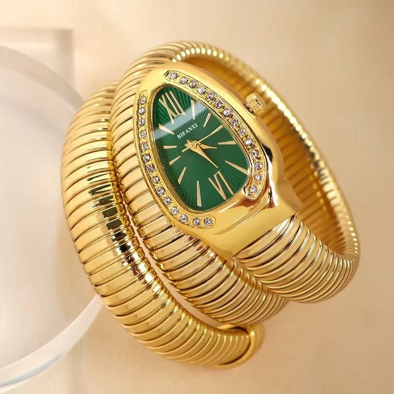 Unikt ægformet guld dameur med minimalistisk grøn eller hvid urskive, et moderne modeaccessory.