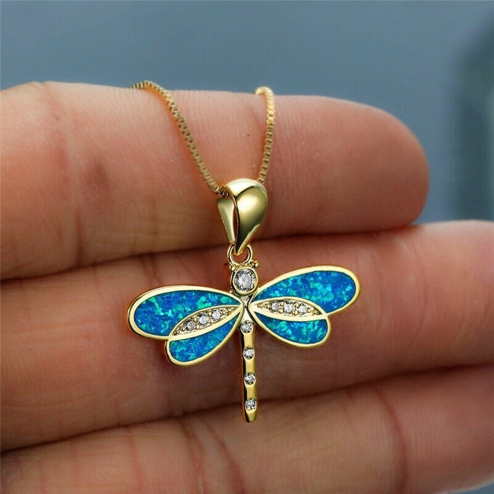 Dame Guld Libelle Halskæde med blå/hvid opal. Et elegant naturinspireret smykke, perfekt til kvinder.