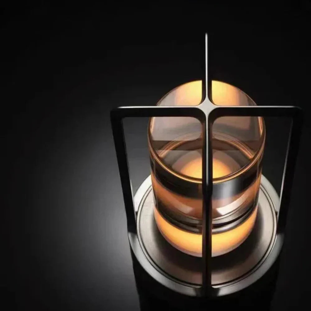 Elegant dæmpbar LED bordlampe i guld, justerbar og trådløs. Moderne hyggebelysning til dit hjem.