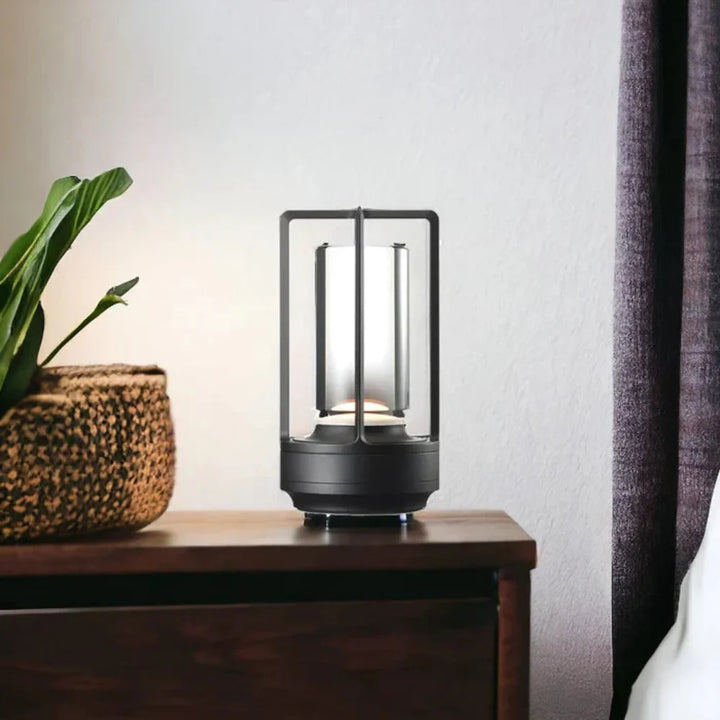 Nordisk stil sort LED bordlampe, justerbar og genopladelig for varmt stemningslys. Bærbar, dæmpbar.