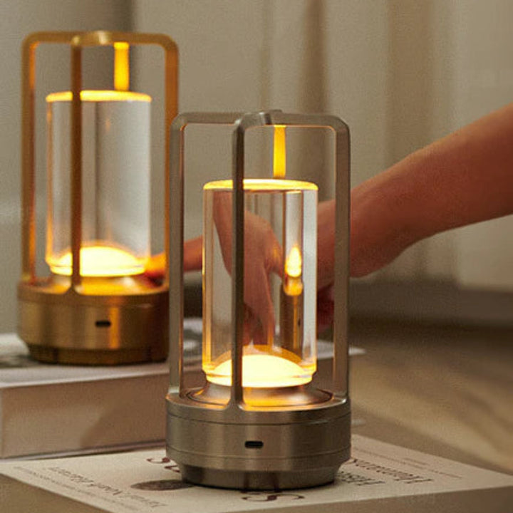 Dekorativ sølv LED bordlampe, dæmpbar og trådløs, perfekt for hyggelig indendørs belysning. Genopladelig.