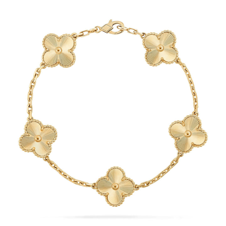 "Elegant guldbelagt armbånd, klassisk design med moderne touch, luksuriøst udtryk til hverdag og særlige lejligheder."