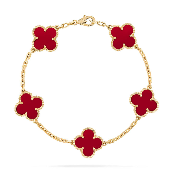 "Elegant guldbelagt armbånd, klassisk design med moderne touch, luksuriøst udtryk til hverdag og særlige lejligheder."