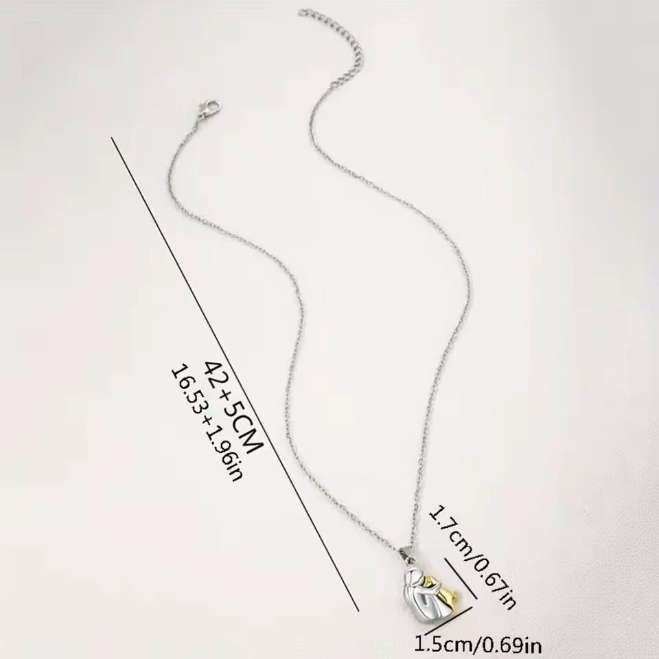 Smuk kvindehalskæde med guldfarvet kæde og rosafarvet kattevedhæng, et tegn på kærlighed og hengivenhed.