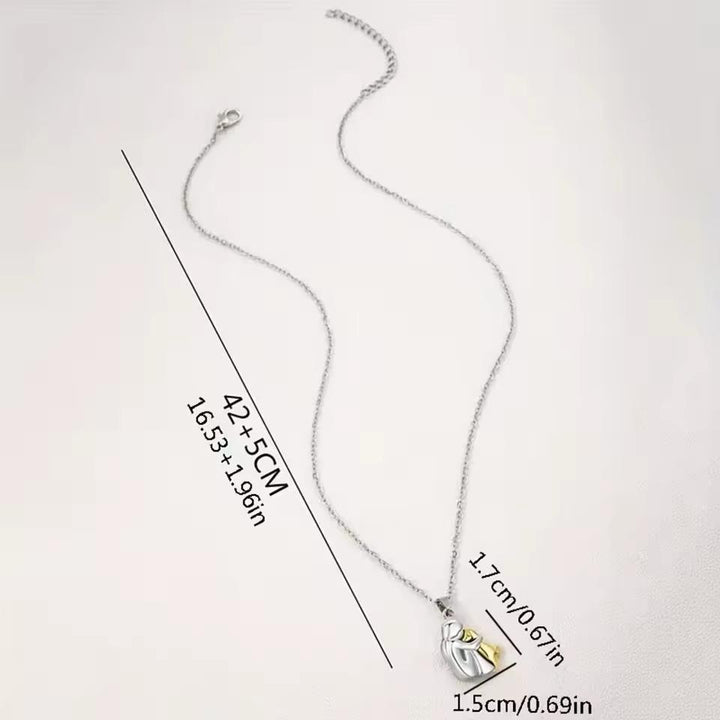 Smuk kvindehalskæde med guldfarvet kæde og rosafarvet kattevedhæng, et tegn på kærlighed og hengivenhed.