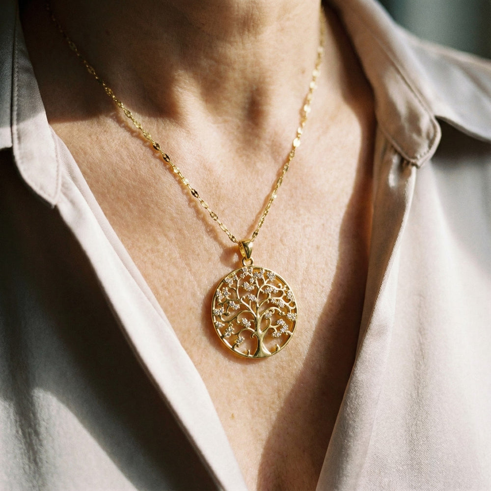 Smuk damehalskæde i guld med detaljeret livets træ-vedhæng. Et elegant og symbolsk smykke til kvinder.