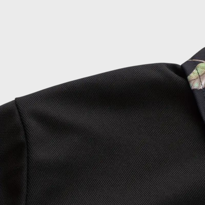 "Elegant herre poloshirt med blomsterkrave og manchetter, slank pasform, perfekt til både casual og formelle lejligheder."