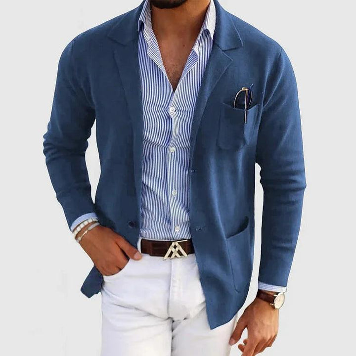 "Elegant herrecardigan med reverskrave og lommer, set forfra, i klassisk ensfarvet design. Ideel til enhver anledning."