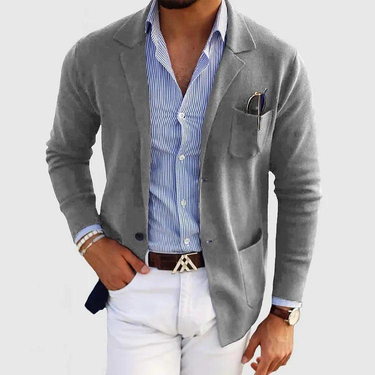 "Elegant herrecardigan med reverskrave og lommer, set forfra, i klassisk ensfarvet design. Ideel til enhver anledning."
