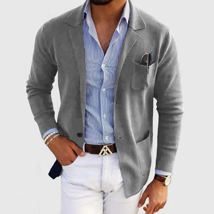 "Elegant herrecardigan med reverskrave og lommer, set forfra, i klassisk ensfarvet design. Ideel til enhver anledning."