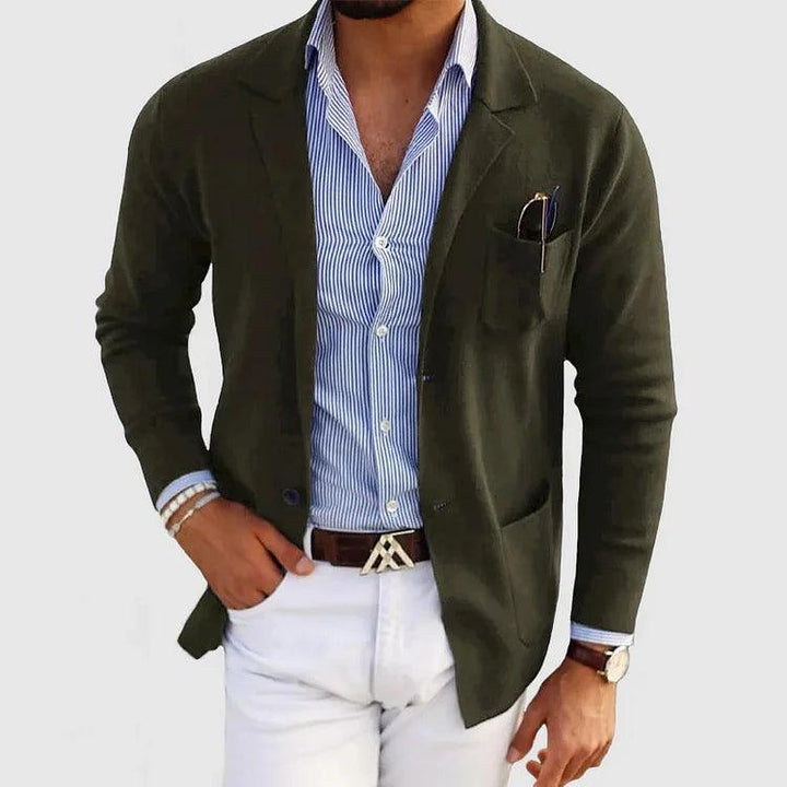 "Elegant herrecardigan med reverskrave og lommer, set forfra, i klassisk ensfarvet design. Ideel til enhver anledning."