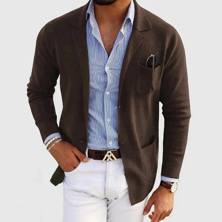 "Elegant herrecardigan med reverskrave og lommer, set forfra, i klassisk ensfarvet design. Ideel til enhver anledning."