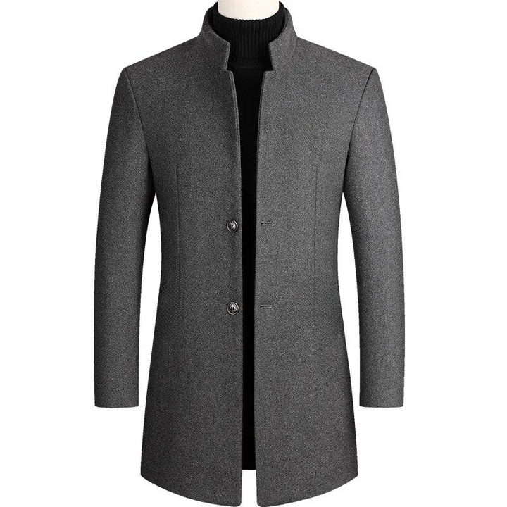 Model bærer elegant herrejakke. Fremhæver tidløs mode og alsidigheden af denne klassiske jakke til mænd.